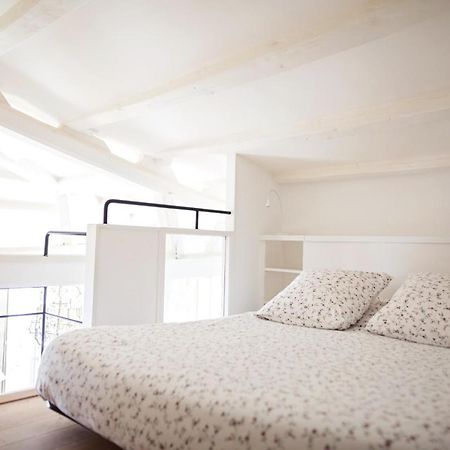 Апартаменты XVIII Century Gem With Magnificent Views Of The Harbour With A Private Garage Сен-Мартен-де-Ре Экстерьер фото