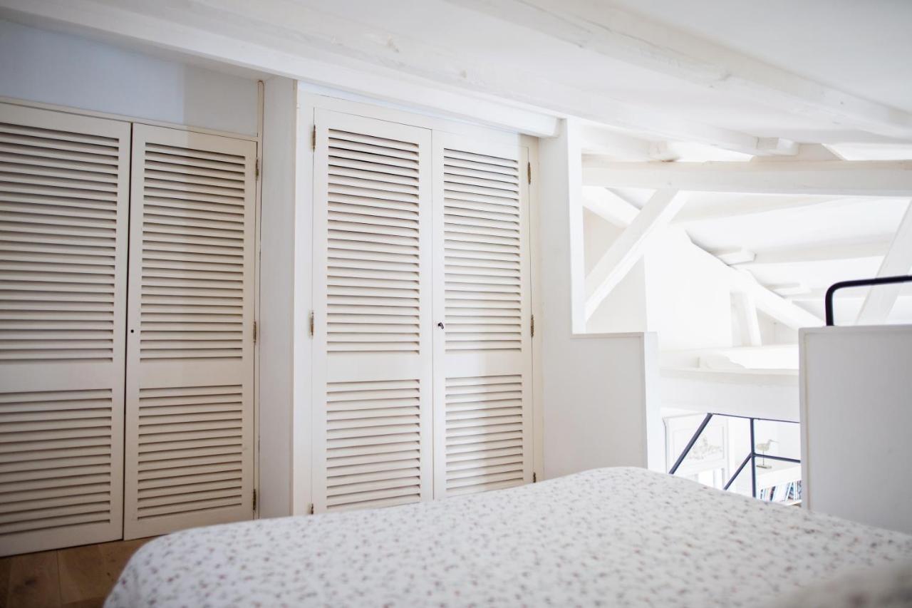 Апартаменты XVIII Century Gem With Magnificent Views Of The Harbour With A Private Garage Сен-Мартен-де-Ре Экстерьер фото