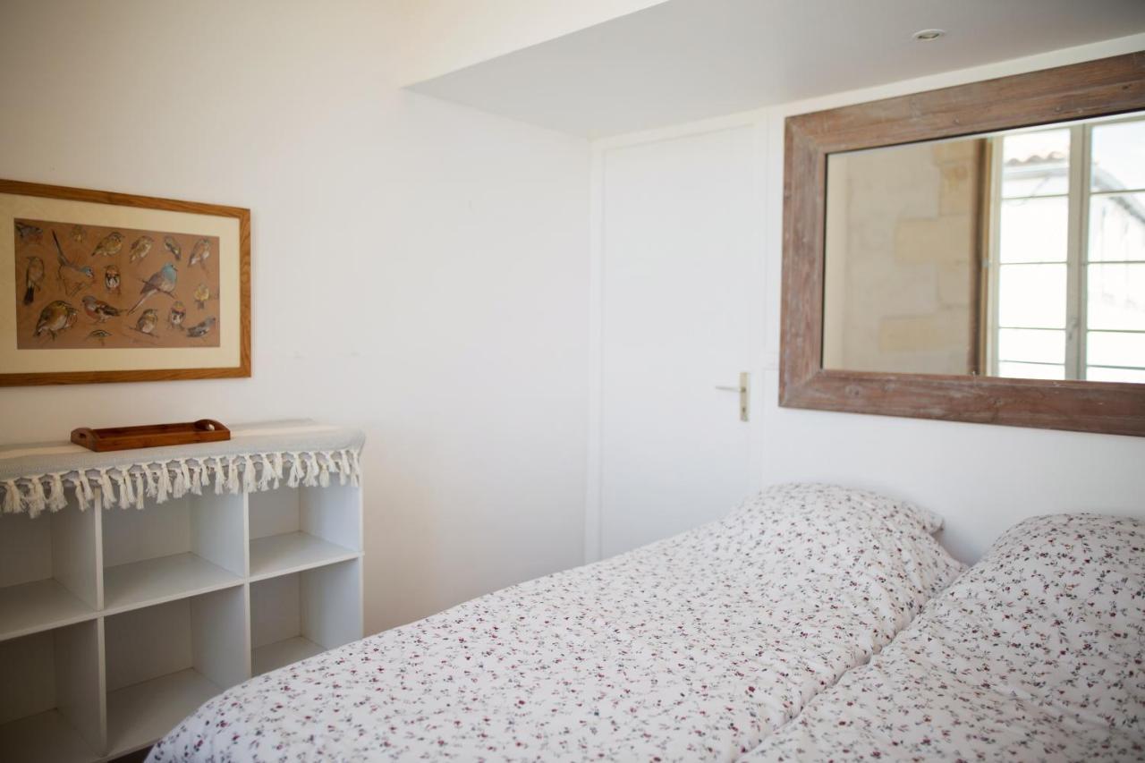 Апартаменты XVIII Century Gem With Magnificent Views Of The Harbour With A Private Garage Сен-Мартен-де-Ре Экстерьер фото